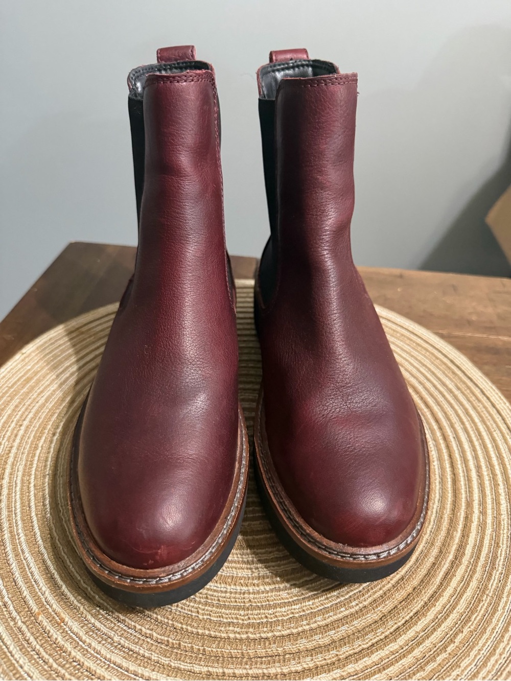 Clarks Women's Chelsea Ankle Boots in Burgundy